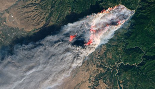 Oltre l'estate: comprensione della crisi degli incendi boschivi durante tutto l'anno