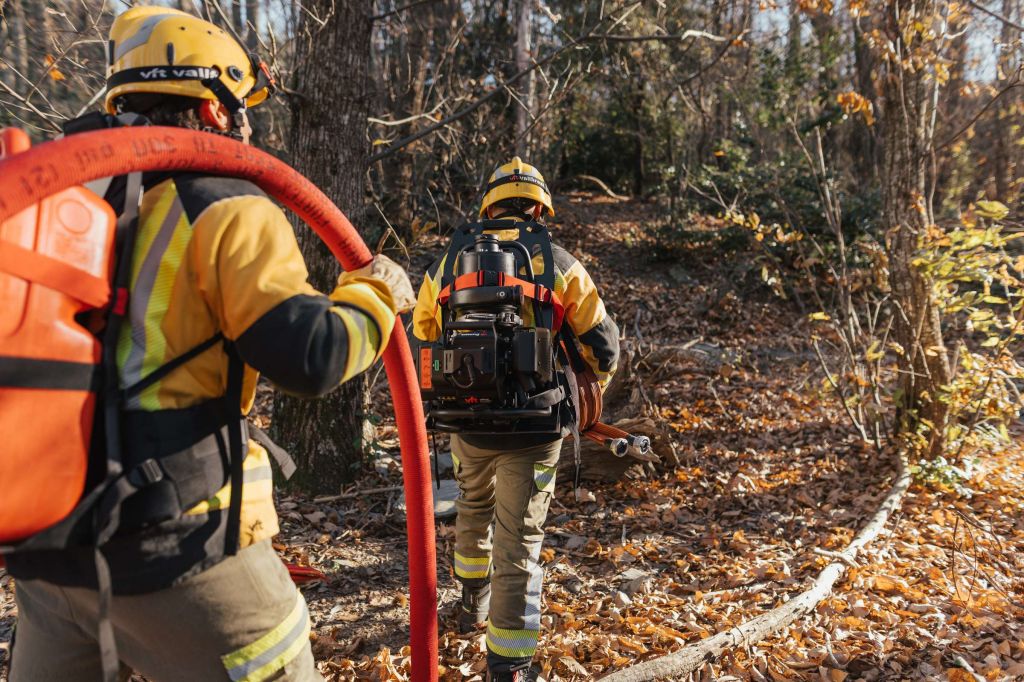 Motobomba portátil Vallfirest preparada para el transporte a pie en operativo forestal